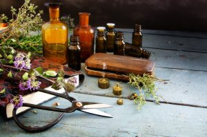kruiden en etherische olieflesjes